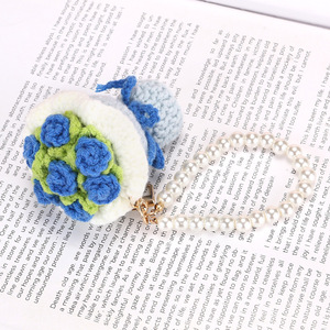 Porte-clés fleur en crochet, bouquet de roses colorées, pendentif de sac, accessoire, cadeau de Saint-Valentin, fait main, perles, macramé - Product Image 2