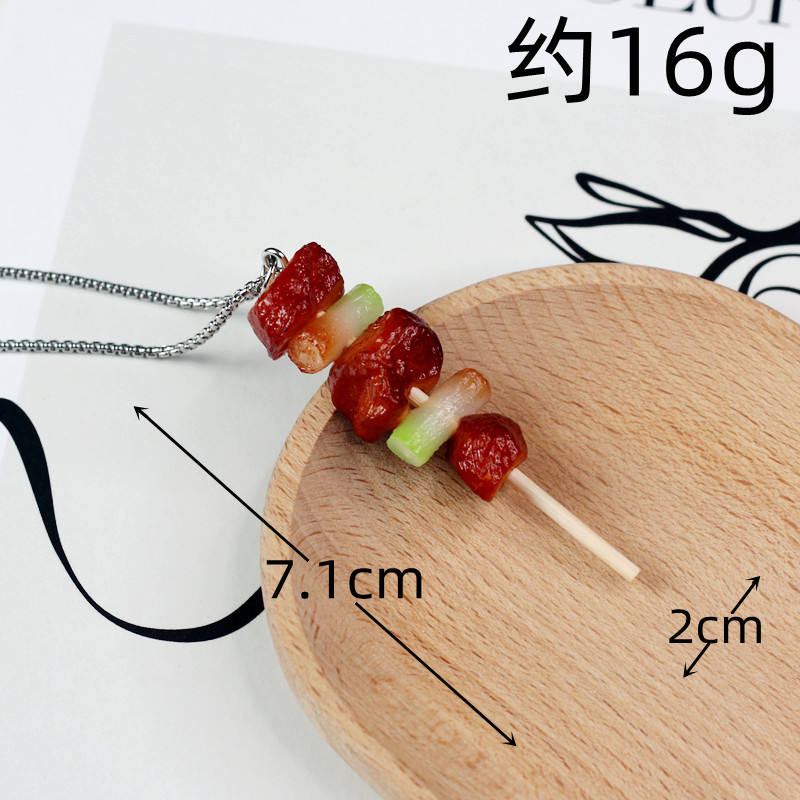 แกะเสียบไม้กับชิ้นต้นหอม