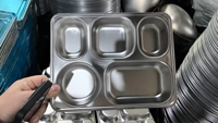 Plateau alimentaire en acier inoxydable personnalisé en Indonésie SUS 304 avec couvercle vaisselle de cantine d'étudiant de l'école services de coupe de pliage disponibles