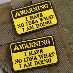 Parche de Tela Bordado con Advertencia 'NO SÉ CUÁL ES MI TRABAJO', Amarillo Táctico y Rojo, Divertido, para Coser en Bolsas, Gorras y Prendas - Product Image 1