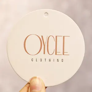 Logotipo de tamaño personalizado, estampado de oro redondo, etiquetas de ropa recicladas de lujo, etiqueta colgante en relieve con sus propias etiquetas de diseño