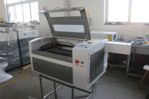 Prix pas cher 4060 Laser Cutter 80W avec S & A CW3000 Refroidisseur ACO 002 Pompe Capteur D'eau Motorisé Nid D'abeille Lit Long Passage À Travers - Product Image 5