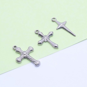 จี้รูปกางเขนสแตนเลสขนาดกลางขัดเงาอุปกรณ์ทำเครื่องประดับ DIY - Product Image 1