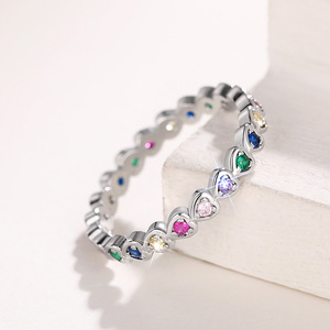 Anello a Cuore Arcobaleno per Donne, Design Colorato Impilabile, Accessorio per Dito da Indossare Quotidianamente - Product Image 2