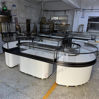 Ensemble de vitrines circulaires pour bijoux, comptoirs en verre incurvé, bordure noire, base blanche pour les intérieurs de bijouteries de luxe
