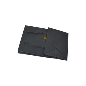 Bolsas <span class=keywords><strong>de</strong></span> Regalo <span class=keywords><strong>de</strong></span> Joyería con Logotipo Personalizado en Lámina Dorada <span class=keywords><strong>de</strong></span> Lujo, Bolsas <span class=keywords><strong>de</strong></span> Compra <span class=keywords><strong>de</strong></span> <span class=keywords><strong>Papel</strong></span> <span class=keywords><strong>Kraft</strong></span> Negro Mate con Asas <span class=keywords><strong>de</strong></span> Cordón <span class=keywords><strong>de</strong></span> Nailon - Product Image 2