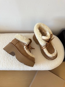 Las botas de nieve Uggs, serie personalizada, de cuero y piel de oveja para mujer, son calentadores de invierno hasta el tobillo, perfectas para días de nieve. - Product Image 2