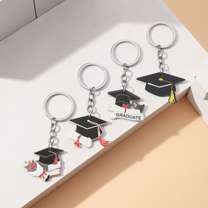 Porte-clés en émail en forme de toque de remise de diplôme pour lycée/étudiants, avec breloque diplôme et livre, idéal pour les cadeaux de fête des diplômés - Product Image 1