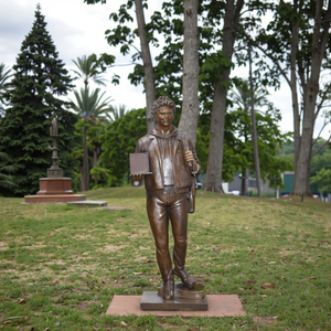 Estatua conmemorativa de Carlo <span class=keywords><strong>Acutis</strong></span>, escultura de bronce de tamaño real personalizada, regalo religioso para iglesia, estatuilla católica de jardín al aire libre - Product Image 1