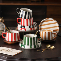 Tasse à café en céramique créative avec design rayé sophistiqué, idéale pour le thé de l'après-midi au bureau, ensemble cadeau exquis pour l'art latte avec assiette et plateau
