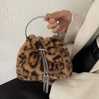 Sac seau vintage en peluche à imprimé léopard pour femme, nouvelle collection automne-hiver 2026, sac à bandoulière polyvalent avec anse en anneau et chaîne