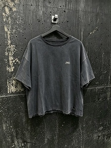 เสื้อยืดโอเวอร์ไซส์ผ้าฝ้าย JME สไตล์สตรีทสำหรับผู้ชาย สีดำล้าง แขนสั้น คอกลม มีรอยขาดแบบดิสเทรส - Product Image 1
