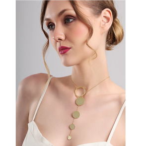 Collar con colgante de disco martillado en tono dorado, cadena tipo lariat, colgante texturizado, joyería minimalista, moderna y elegante para mujer - Product Image 2