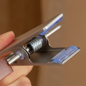 <span class=keywords><strong>Cintre</strong></span> de luxe en noyer foncé, robuste, <span class=keywords><strong>anti</strong></span>-marques, avec pinces métalliques réglables pour magasins, hôtels et blanchisseries - Product Image 6