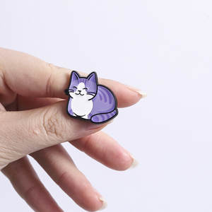 Spilla con stampa UV a forma di gatto simpatico in posa toast, gatto pigro sorridente sdraiato, colore tabby nero e arancione, per borsa, risvolto, gioiello, regalo - Product Image 4