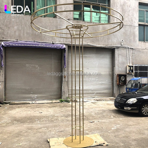 Soporte de Flores de Hierro Dorado de Lujo LEDA para Decoración de Bodas y Fiestas, Exhibidor Floral Colgante Grande, Centro de Mesa para Eventos - Product Image 2