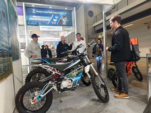<span class=keywords><strong>Moto</strong></span> tout-terrain électrique 9000W, cadre en alliage de fer et d'aluminium, 80V37Ah, 110 km/h, modèle ET pour adultes - Product Image 5