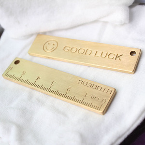Llavero de latón con colgante rectangular, impresión en relieve, regla de 6 cm, accesorio para la enseñanza de matemáticas en primaria - Product Image 1