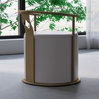 Chaise de salon de style chinois minimaliste avec finition en métal poli 18K pour un luxe discret