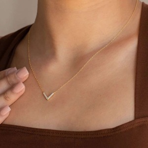Collar de oro con circonitas en forma de V, diseño geométrico, cadena para clavícula, para mujer, uso diario, accesorio de regalo - Product Image 1