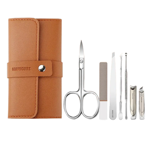 <span class=keywords><strong>Set</strong></span> <span class=keywords><strong>de</strong></span> <span class=keywords><strong>Manicura</strong></span> Profesional <span class=keywords><strong>de</strong></span> Acero Inoxidable - Kit <span class=keywords><strong>de</strong></span> <span class=keywords><strong>Pedicura</strong></span> <span class=keywords><strong>de</strong></span> 7 Piezas con Estuche <span class=keywords><strong>de</strong></span> Cuero Color Bronceado, Herramientas <span class=keywords><strong>de</strong></span> Precisión para Hombres <span class=keywords><strong>y</strong></span> Mujeres - Product Image 1