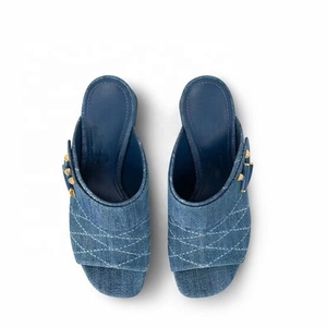 Sandalias de tacón alto y grueso con diseño de marca, punta abierta, de tela vaquera cosida, para mujer, estilo oficina, tipo mule para usar con jeans. - Product Image 3