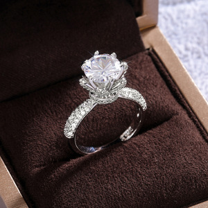 Anello di fidanzamento F653 con diamante taglio Princess coltivato in laboratorio e pietre laterali, stile romantico da donna - Product Image 3