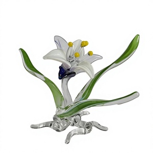 Handgeblazen glazen witte leliebloem sculptuur met vlinder, groene steel, gele meeldraden, handgemaakt decor - Product Image 1