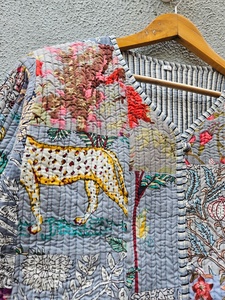 Chaqueta de Algodón Acolchada con Estampado Floral Hecho a Mano, Estilo Étnico con Botones al Frente para Mujer, Elegante y a Excelente Precio - Product Image 5