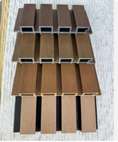 Revêtement mural en PE à grain de bois naturel, 100 % imperméable, anti-décoloration, résistant aux UV, panneau WPC extérieur pour la décoration des maisons de famille et des complexes hôteliers