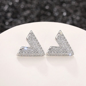 Orecchini a Forma di Lettera V per Donne, Gioielli Minimalisti Scintillanti alla Moda - Product Image 6