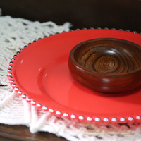 Assiettes de présentation rouges élégantes avec bordure perlée dorée, en plastique, à bords festonnés, pour service de table lors de mariages, restaurants et événements