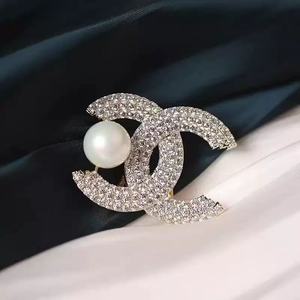 Broche de Perlas y Diamantes de Imitación Chapado en Oro para Mujer, Diseño de Letra C, Accesorio de Moda para Vestidos de Boda, Compromiso y Uso Diario - Product Image 4