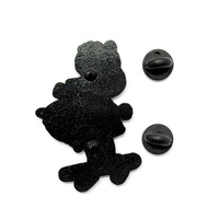 Épinglette personnalisée en alliage de zinc, émail souple noir, motif dessin animé fille skater, cadeau