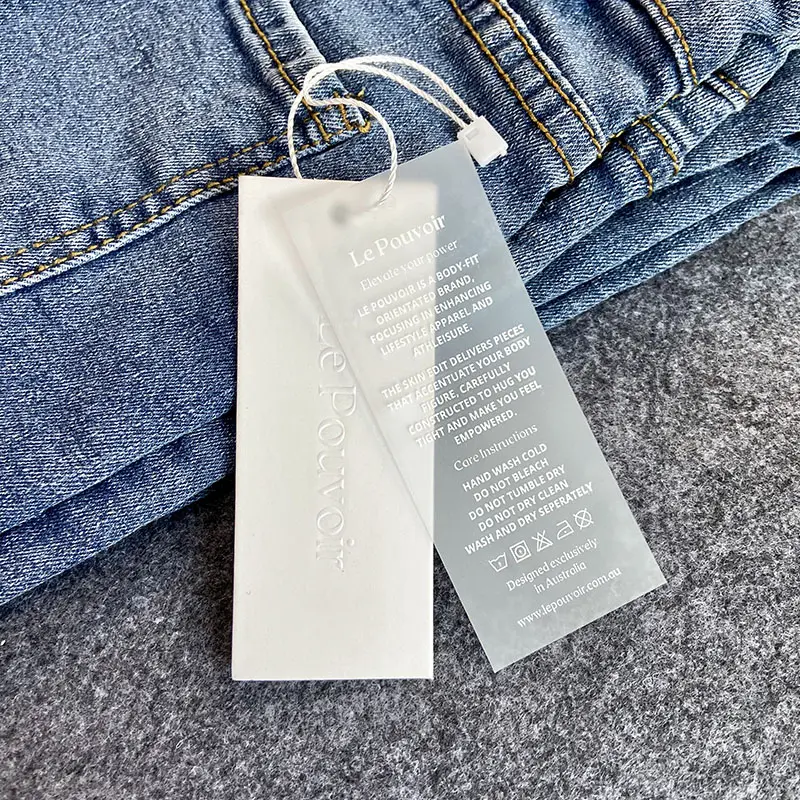 Hochwertige benutzer definierte Kleidung hängen Tag mit geprägten Logo Mode Luxus Jean T-Shirt Schaukel Kunststoff Tags benutzer definierte Kleidung Ticket