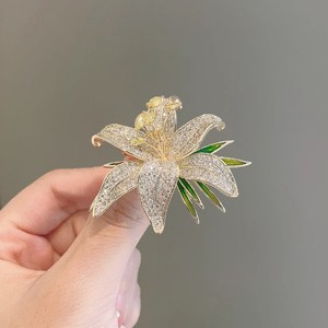 Broche de Cristal con Pedrería en Forma de Flor y Hoja para Mujer, Broche de Aleación Plateada para Trajes de Fiesta y Boda, Accesorio de Regalo - Product Image 2