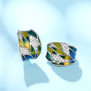Orecchini in Smalto Verde con Zirconi, Eleganti Orecchini Pendenti Stile Naturale per Donne - Product Image 4