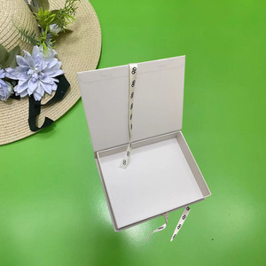 กล่องของขวัญรูปทรงหนังสือ Runrong Packaging 1200gsm 3 ชั้น แบบเปิดฝาบน พิมพ์โลโก้ตามสั่ง สำหรับบรรจุภัณฑ์หน้ากากปิดตาหรือผ้าพันคอ - Product Image 1