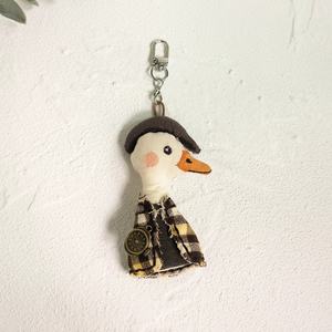 Llavero de pato detective suave y moderno para mujer, con forma 3D, de tela duradera y ecológica, para bolso, llavero y correa de teléfono - Product Image 6