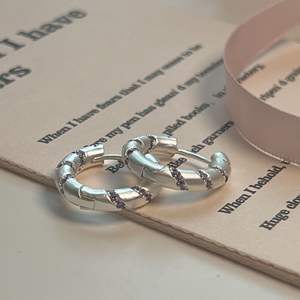 ต่างหูแบบหนีบเงินแท้ S925 ดีไซน์เกาหลีสุดน่ารัก สีเงินด้าน ประดับคริสตัลลาเวนเดอร์ ฝังแบบไมโคร ดีไซน์เฉพาะตัว - Product Image 5