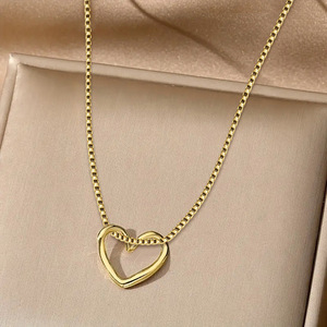 Collana girocollo con ciondolo a cuore traforato per donna, gioielli minimalisti alla moda per l'uso quotidiano - Product Image 3