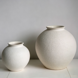 Set di <span class=keywords><strong>Vasi</strong></span> <span class=keywords><strong>in</strong></span> Ceramica Minimalisti Sferici Bianchi Opachi Texturizzati Fatti a Mano, Decorazione Wabi Sabi per Credenza <span class=keywords><strong>in</strong></span> Legno - Product Image 6