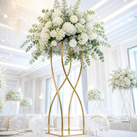 Grands centres de table en métal élégants et de haute qualité avec fleurs décoratives pour tables de mariage et allées, et support doré