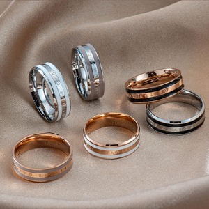 Cincin Kaca Pasangan Minimalis Chic Gaya Lebar Eropa Amerika Berlapis Emas Rose 18K dengan Model Teks Alfanumerik - Product Image 1