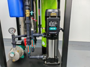 Système de traitement d'eau par osmose inverse intégré avec PLC et pompe 500L/heure certifié CE pour l'eau potable commerciale - Product Image 3