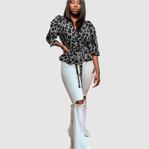 เสื้อและเสื้อเชิ้ตลายเสือดาวมีระบายสำหรับผู้หญิง - Product Image 2