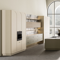 Aparador de comedor de altura ajustable, bicolor crema, con diseño de arco y ranuras, de aglomerado ecológico, y gabinete de vino integrado en toda la pared de OSB