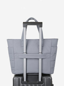 Fourre-tout matelassé à logo personnalisé Sacs à main matelassés pour l'hiver Fourre-tout à fermeture éclair Sacs à provisions Sac fourre-tout de voyage pour hommes pouvant mettre sur la valise - Product Image 2