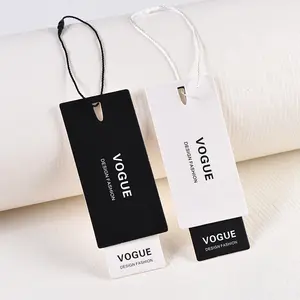 Tag ayunan garmen mewah kustom Label pakaian cetak nama logo plastik tag gantung dengan string kertas hangtag untuk pakaian logo sendiri