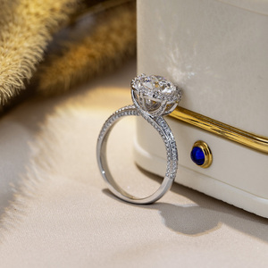 Bague de fiançailles Messi Jewelry MSR-1736 en or 18 carats avec halo de diamants de laboratoire taille ronde - Product Image 4